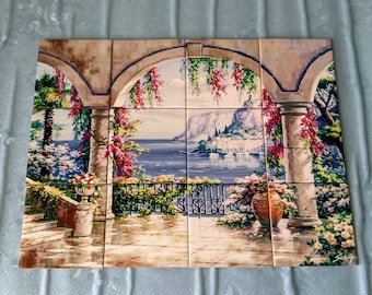Ceramiczny mural na ścianie nad blatem kuchennym w Patras w Grecji.