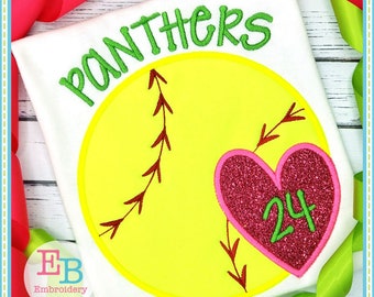 Puede incluir: Una pelota de softball amarilla con costuras rojas y un diseño de flechas verdes. La palabra "PANTHERS" está escrita en verde cursiva sobre la pelota. Un corazón rosa con brillo y el número "24" en verde está en el lado derecho de la pelota.