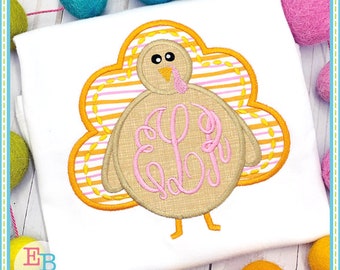 Puede incluir: Diseño bordado de un pavo de Acción de Gracias con un monograma rosa en el centro. El pavo es marrón con plumas naranja y rosa y un pico amarillo. El diseño es perfecto para un proyecto de artesanía de Acción de Gracias.
