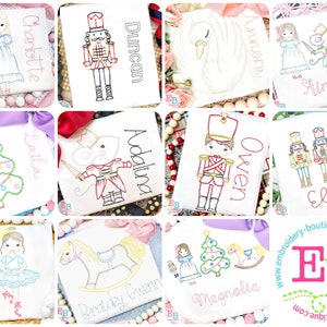 Könnte beinhalten: Eine Collage aus 10 Stickereien mit verschiedenen Weihnachtsmotiven, darunter ein Nussknacker, ein Schwan, ein Weihnachtsbaum, eine Ballerina, ein Schaukelpferd und eine Maus. Jedes Design ist mit einem Namen personalisiert, wie Charlotte, Duncan, Lalla, Adalina, Ainsley, Owen, Ella, Landry, Braidey Gwenn und Magnolia.