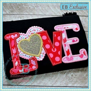 Puede incluir: Diseño de aplique bordado de la palabra "LOVE" en rojo y rosa con un corazón en el centro de la "O". El corazón es dorado con brillo y está rodeado de corazones rosas y blancos.