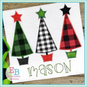 Può includere: Tre alberi di Natale ricamati con diversi motivi a quadri e un nome "mason" cucito sotto. Gli alberi sono verde, nero e bianco e rosso e nero.