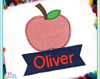 Könnte beinhalten: Roter und weißer Gingham-Apfel mit einem grünen Blatt und einem marineblauen Banner mit dem Namen Oliver in Orange.