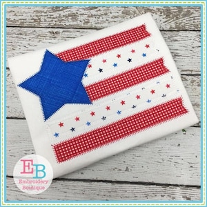 Könnte beinhalten: Eine Applikation aus rotem, weißem und blauem Gingham-Stoff einer amerikanischen Flagge mit einem blauen Stern. Die Flagge ist auf ein weißes T-Shirt gestickt.