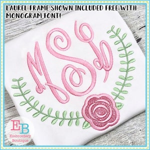 Könnte beinhalten: Rosa und grünes gesticktes Monogramm mit einem Rosen- und Lorbeerkranz-Design. Das Monogramm ist in einer kursiven Schriftart und lautet "M S D".