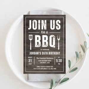 Puede incluir: Una invitaci&oacute;n r&uacute;stica de madera para una barbacoa para celebrar el 30 cumplea&ntilde;os de Jordan. La invitaci&oacute;n incluye la fecha, la hora, la ubicaci&oacute;n y la informaci&oacute;n de RSVP.