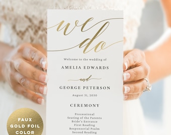 Pode incluir: Programa da cerimônia de casamento com detalhes em ouro. O programa inclui os nomes da noiva e do noivo, Amelia Edwards e George Peterson, e a data do casamento, 31 de agosto de 2030. O programa também inclui a ordem dos eventos da cerimônia.
