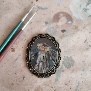 Retrato em miniatura de pássaro secretário 1,6x1,18" original miniatura emoldurada pintura a óleo presente de Natal broche pintado à mão ímã arte pingente
