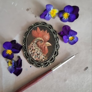 Pequeño retrato de gallo de 1,6 x 1,18 pulgadas, pintura al óleo enmarcada en miniatura original para casa de muñecas, regalo de Pascua, decoración, broche pintado a mano, colgante magnético