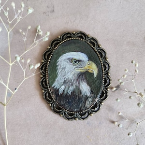 Pintura al óleo de pájaro en miniatura Águila americana pequeño retrato original en marco de estilo vintage para regalo de casa de muñecas hecho a mano broche imán colgante
