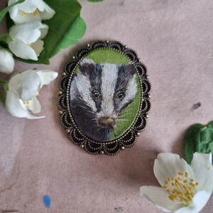 Animal en miniatura de 1,6 x 1,18 pulgadas, pequeño retrato de tejón, pintura al óleo con marco de estilo vintage original, pequeña obra de arte hecha a mano, broche de arte de vida silvestre, regalo