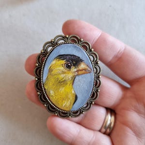 Pintura de jilguero en miniatura de 1,6 x 1,18 pulgadas, retrato de pájaro al óleo original enmarcado para casa de muñecas, regalo de Navidad, broche hecho a mano, colgante magnético, alfiler
