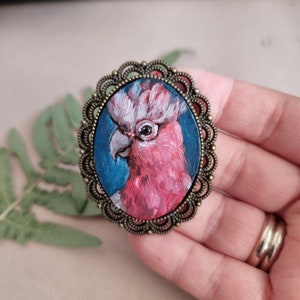 Pequeño retrato de Galah de 1,6 x 1,18 pulgadas, original, en miniatura, estilo vintage, marco de metal, pintura al óleo, regalo de Navidad, hecho a mano, broche de loro, colgante magnético