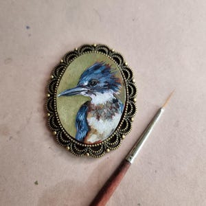 Retrato de martín pescador en miniatura, 4 x 3 cm, estilo vintage, enmarcado, pintura al óleo, arte original, regalo de Navidad, broche hecho a mano, colgante magnético.