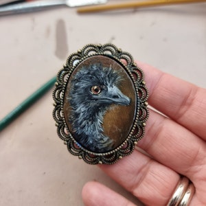 Emu Tiny Portrait Original Bird Miniatura Enmarcada Pintura al óleo para casa de muñecas Arte de la pared Regalo Pintado a mano Broche Imán hecho a mano Colgante vintage