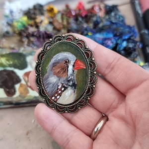 Pinzón cebra en miniatura, retrato original de 1,6 x 1,18 pulgadas, en marco de metal, pintura al óleo, regalo de Navidad, decoración, broche hecho a mano, colgante magnético