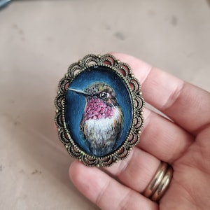 Retrato de pájaro en miniatura de 1,6 x 1,18 pulgadas, colibrí, estilo vintage original, pintura al óleo enmarcada, regalo para ella, broche hecho a mano, imán colgante, arte de pared