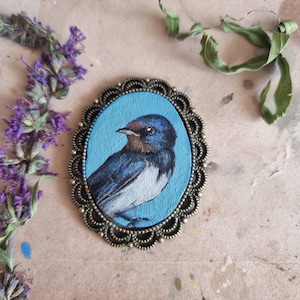 Pequeño retrato original de golondrina común en miniatura, pintura al óleo de estilo vintage enmarcada para casa de muñecas, regalo de Navidad, broche hecho a mano, colgante magnético