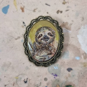 Retrato diminuto de perezoso, original, enmarcado, pintura al óleo en miniatura, casa de muñecas, estilo vintage, regalo de vida salvaje, broche pintado a mano, imán, colgante, llavero