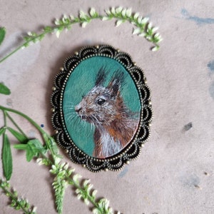 Pequeño retrato de ardilla, 1,6 x 1,18 pulgadas, original, enmarcado en miniatura, pintura al óleo de animales para casa de muñecas, regalo de Navidad, broche hecho a mano, colgante magnético
