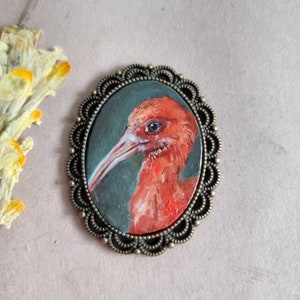 Pequeño retrato de ibis escarlata, 1,6 x 1,18 pulgadas, pintura al óleo enmarcada en miniatura original, regalo de Navidad, decoración, broche pintado a mano, imán, colgante, arte