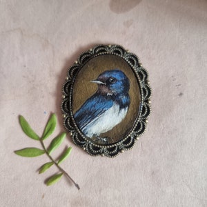 Pintura al óleo de pájaro en miniatura, golondrina, pequeño retrato en marco de metal de estilo vintage para casa de muñecas, regalo de madre, broche hecho a mano, colgante magnético