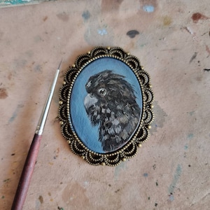Retrato em miniatura de cacatua preta 1,6x1,18" original miniatura vintage pintura a óleo emoldurada arte presente de natal broche pintado à mão ímã alfinete