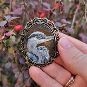 Retrato de garza en miniatura, 1,6 x 1,18 pulgadas, estilo vintage, pintura al óleo de pájaro enmarcada, arte original para casa de muñecas, regalo de Navidad, colgante con imán hecho a mano