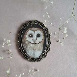 Retrato de pájaro en miniatura, búho campestre, estilo vintage original, pintura al óleo enmarcada, regalo para ella, broche pintado a mano, colgante magnético, arte de pared