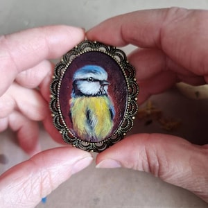 Pájaro en miniatura, pintura al óleo, herrerillo común euroasiático, pequeño retrato original en estilo vintage, marco de metal, regalo, broche hecho a mano, imán, colgante, arte