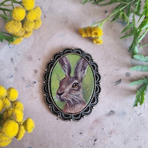 Retrato de liebre diminuto de 4 x 3 cm, pintura al óleo original enmarcada en miniatura para casa de muñecas, regalo de Pascua, Año Nuevo, broche magnético colgante pintado a mano.