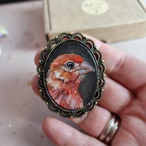 Retrato en miniatura de pinzón doméstico de 1,6 x 1,18 pulgadas, estilo vintage, pintura al óleo original de pájaro enmarcada para casa de muñecas, regalo de arte hecho a mano, colgante con imán