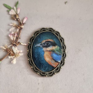 Ritratto di uccello in miniatura Pitta con ali blu originale stile vintage incorniciato pittura a olio regalo spilla dipinta a mano ciondolo magnetico portachiavi artistico