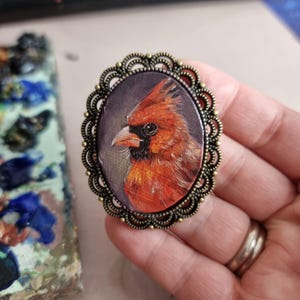 Retrato en miniatura de cardenal norteño de 1,6 x 1,18 pulgadas, estilo vintage, pintura al óleo de pájaro, regalo de arte original para casa de muñecas, colgante con imán hecho a mano