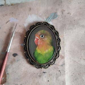 Retrato en miniatura de agapornis de 1,6 x 1,18 pulgadas, marco original en miniatura de estilo vintage, pintura al óleo, regalo de Navidad, broche pintado a mano, colgante magnético