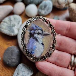Retrato de arrendajo azul en miniatura, 1,6 x 1,18 pulgadas, marco de estilo vintage, pintura al óleo, arte original para casa de muñecas, regalo de Navidad, colgante con imán hecho a mano