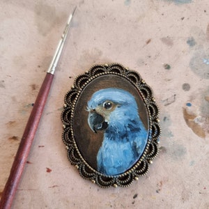 Spix Guacamayo Loro Retrato en miniatura Original Estilo Vintage Marco Pintura al óleo Regalo de Navidad Decoración Broche hecho a mano Imán Colgante Pintura
