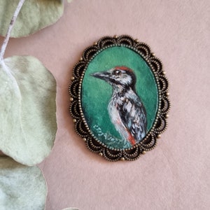 Retrato original en miniatura de un pequeño pájaro carpintero, pintura al óleo enmarcada, para casa de muñecas, regalo de Navidad, broche/imán/colgante/pintura pintado a mano
