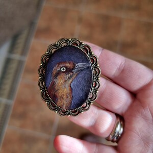Retrato en miniatura de un grackle de 1,6 x 1,18 pulgadas, estilo vintage, pintura al óleo de un pájaro, arte original para casa de muñecas, regalo de Navidad, colgante con imán hecho a mano