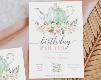 Puede incluir: Una tetera azul claro con detalles florales y una invitación rosa a una fiesta de cumpleaños para Willow Greene. La invitación incluye la fecha 23 de agosto y la ubicación The Continental, 12345 Chestnut Street, Philadelphia, PA 12345.