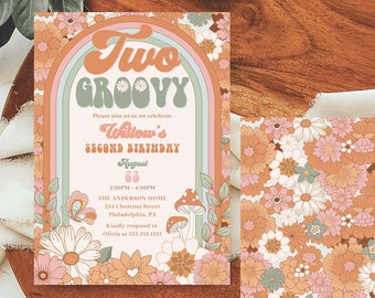 Könnte beinhalten: Geburtstagseinladung im Retro-Stil mit floralem Design. Die Einladung zeigt den Text "Two Groovy" in Pfirsich und Grün, mit Veranstaltungsdetails. Die Rückseite hat ein passendes Blumenmuster in Pfirsich, Rosa und Grün.