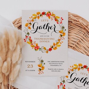 K&ouml;nnte beinhalten: Zwei Thanksgiving-Dinner-Einladungen mit einem Kranzdesign. Der Kranz zeigt Herbstbl&auml;tter und Beeren mit den Worten "Let's Gather". Die Einladungen enthalten Datum, Uhrzeit und Adresse.