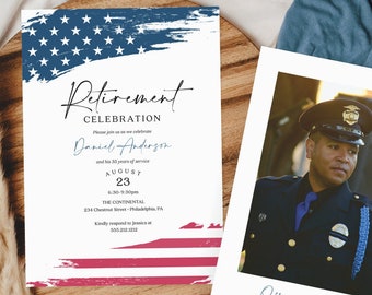 Könnte beinhalten: Eine Einladung zur Ruhestandsfeier mit einem blau-roten Pinselstrich-Design der amerikanischen Flagge und Text für Daniel Anderson, neben einer Fotokarte, die einen Beamten in dunkler Uniform mit Abzeichen und Mütze zeigt.