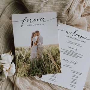 Könnte beinhalten: Ein Programm für eine Hochzeitszeremonie mit weißem Hintergrund und schwarzem Text. Das Programm enthält die Namen des Standesbeamten, der Eltern des Bräutigams, des Trauzeugen und der Trauzeugen. Der Text "forever" ist oben auf dem Programm in Kursivschrift geschrieben.