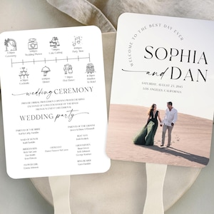 Könnte beinhalten: Zwei weiße Hochzeitsfächer mit cremefarbenen Griffen. Ein Fächer zeigt einen Zeitplan der Ereignisse und die Worte "Hochzeitszeremonie" und "Hochzeitsgesellschaft". Der andere Fächer hat den Text "Sophia and Dan" und ein Foto eines Paares.