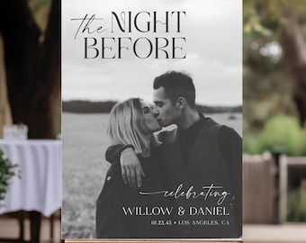 Könnte beinhalten: Ein rechteckiges, vertikales Schild auf einer Holzstaffelei mit einem Schwarz-Weiß-Foto von zwei sich küssenden Personen. Der Text lautet: the NIGHT BEFORE, celebrating, WILLOW & DANIEL, 01.23.45, LOS ANGELES, CA. Oben ist das Schild weiß.