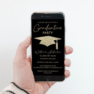 Puede incluir: Un teléfono inteligente muestra una invitación a una fiesta de graduación. El fondo negro presenta texto dorado y un birrete con purpurina dorada. La invitación incluye el nombre del graduado, el año de la clase y los detalles del evento.