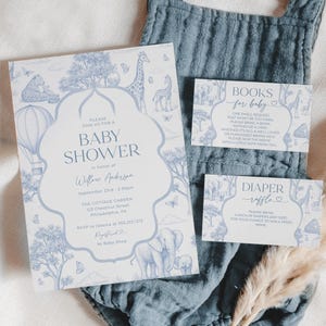 Op de afbeelding: Een uitnodiging en inlegvellen voor een babyshower met een blauw en wit safari-dierenontwerp. De uitnodiging bevat de tekst "Baby Shower" en evenementdetails. De inlegvellen luiden "Books for baby" en "Diaper raffle".