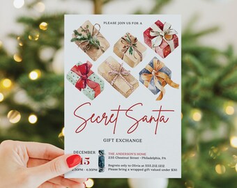 Può includere: Un biglietto d'invito rettangolare per uno scambio di regali Secret Santa con illustrazioni ad acquerello di sei regali incartati con nastri. Il testo include i dettagli dell'evento, la data del 15 dicembre, l'indirizzo e un limite di 30 $.