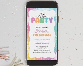 Peut inclure: Une maquette d'écran de téléphone tie-dye colorée avec une invitation à une fête d'anniversaire pour le 7e anniversaire de Sophia. L'invitation comprend la date, l'heure, le lieu et les informations RSVP.